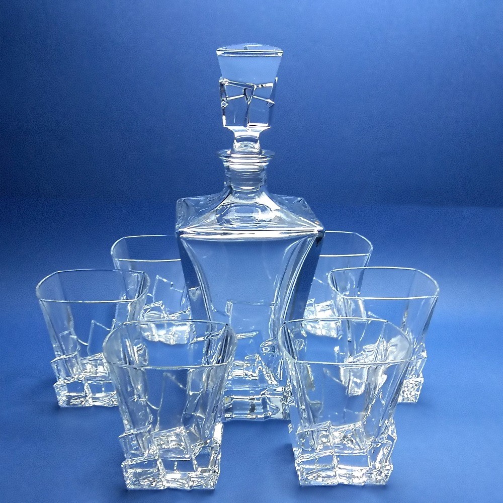 Carafe en verre et ses 6 verres  Carafe, Verre, Bouteilles de soda